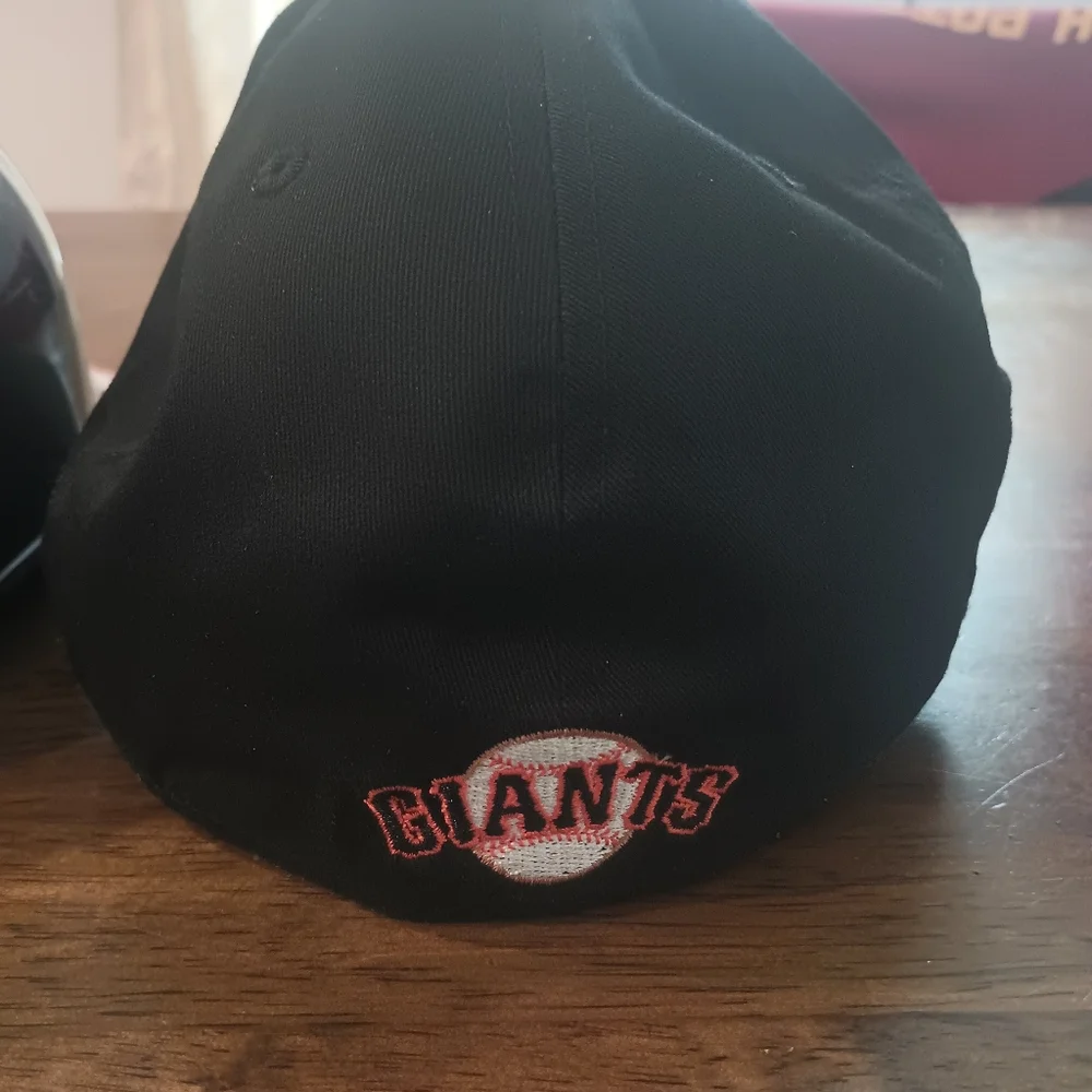 San Francisco Giants New Era Baseball Cap with retro collectible batting helmet.
